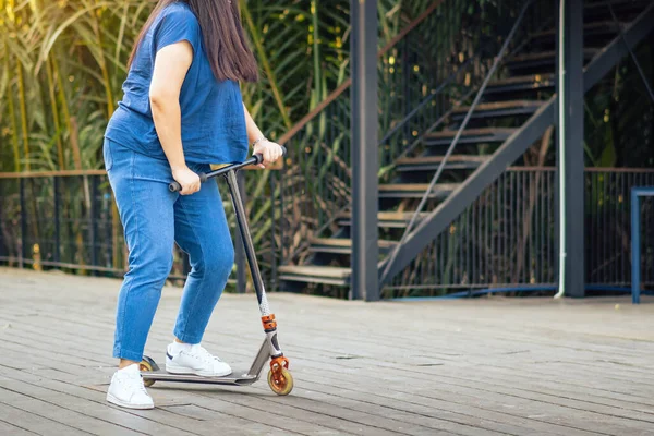 Asian Woman Enjoy Playing Riding Modern Extreme Stunt Kick Scooter — Stock Photo, Image