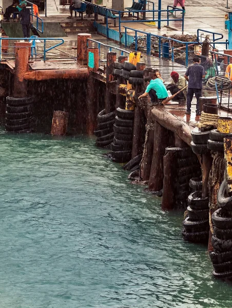 Worker Welds Steel Parts Hand Pier Rain Industrial Worker Ferry — Foto de Stock
