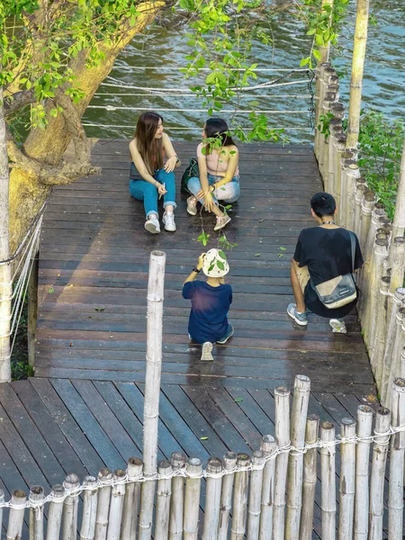 Bangkok Thailand February 2020 Unidentified Group Asian Friends Travelers Using — Stockfoto