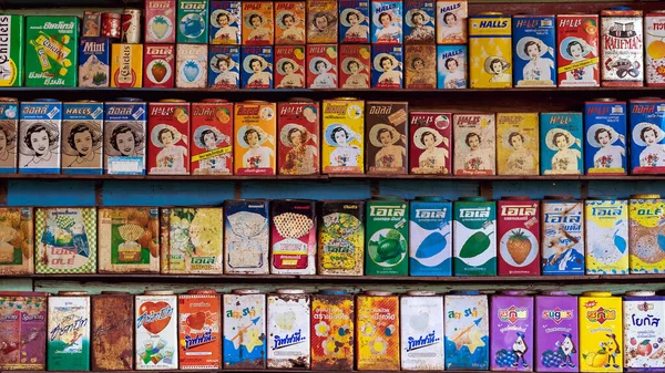 RATCHABURI, THAILAND-JANUARY 19,2020: Koleksiyon retro ve paslı vintage tarzı ve çeşitli markalar ev parfümü mumunda dekoratif sergilenmek üzere raflarda bulunan şeker teneke kutuları (Baan Hom Thian).
