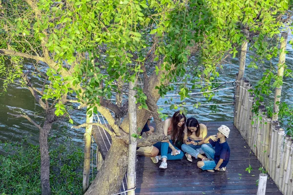 Bangkok Thailand February 2020 Unidentified Group Asian Friends Travelers Using — Stockfoto