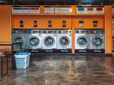 CHACHOENGSAO, THAILAND-JANUARY 3.2021: Çamaşır yıkama makineli kuru temizleme dükkanının görüntüsü, Maroom salonundaki genel müşteriler için günün 24 saati mevcuttur. Kumaş temizleme işi konsepti
