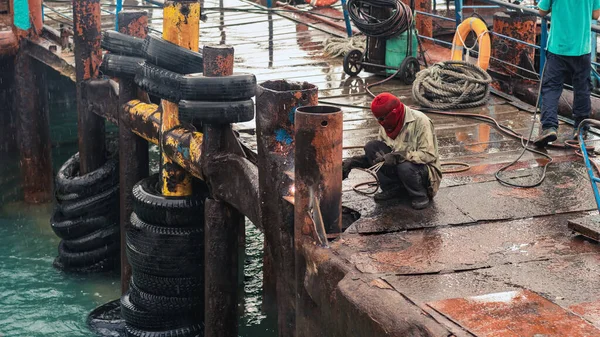 Worker Welds Steel Parts Hand Pier Rain Industrial Worker Ferry — Foto de Stock
