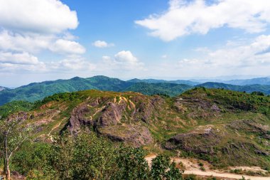 Noen Chang Suek 'in (Battle Elephant Hill) güzel manzarası Tayland ve Myanmar sınır kapısıdır. Dağ tepesi manzaralı Kanchanaburi Tayland manzaralı.