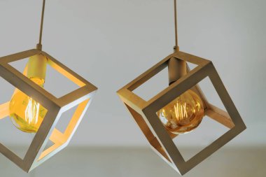 Erimiş ampul, sönmüş ışığı tavandan sarkan lambalardaki normal ampullerden çok daha koyu yapar. Bazı ışık pozisyonları parlak ışığın yıpranmasıyla kararır. Elektriksel bozulma.