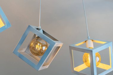 Erimiş ampul, sönmüş ışığı tavandan sarkan lambalardaki normal ampullerden çok daha koyu yapar. Bazı ışık pozisyonları parlak ışığın yıpranmasıyla kararır. Elektriksel bozulma.