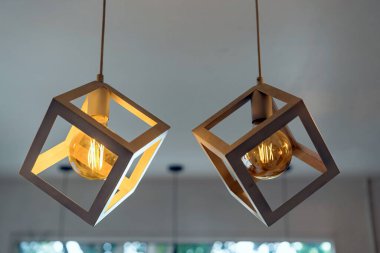 Erimiş ampul, sönmüş ışığı tavandan sarkan lambalardaki normal ampullerden çok daha koyu yapar. Bazı ışık pozisyonları parlak ışığın yıpranmasıyla kararır. Elektriksel bozulma.