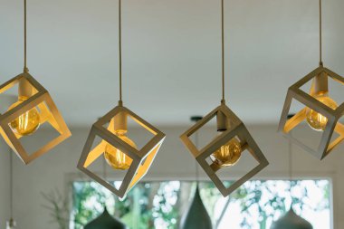 Erimiş ampul, sönmüş ışığı tavandan sarkan lambalardaki normal ampullerden çok daha koyu yapar. Bazı ışık pozisyonları parlak ışığın yıpranmasıyla kararır. Elektriksel bozulma.