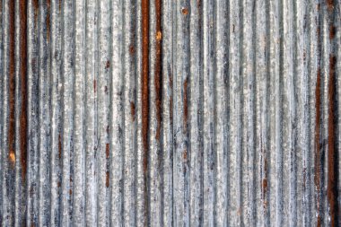 Eski ve paslı çinko çarşaf duvarının artistiği. Klasik stil metal yaprak çatı dokusu. Eski metal levha deseni. Paslı metal ya da yanlamasına. Galvanizasyon aşınması. Geçmiş kavramında arkaplan ve doku