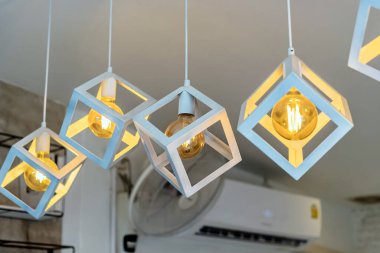 Erimiş ampul, sönmüş ışığı tavandan sarkan lambalardaki normal ampullerden çok daha koyu yapar. Bazı ışık pozisyonları parlak ışığın yıpranmasıyla kararır. Elektriksel bozulma.