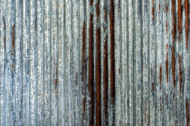 Eski ve paslı çinko çarşaf duvarının artistiği. Klasik stil metal yaprak çatı dokusu. Eski metal levha deseni. Paslı metal ya da yanlamasına. Galvanizasyon aşınması. Geçmiş kavramında arkaplan ve doku
