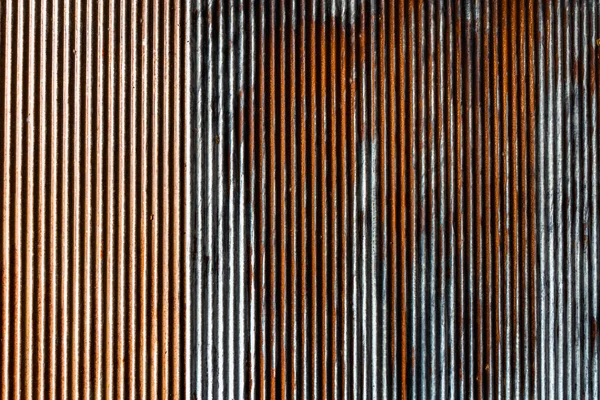 旧的生锈的锌板墙的艺术 复古风格的金属片屋顶纹理 旧金属片的样式 冲压金属或侧边 镀锌的腐蚀 复古概念的背景和结构 — 图库照片