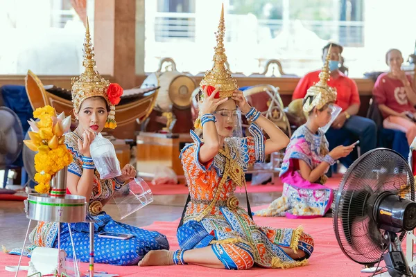 Nakhonpathom Tailandia Febrero 2021 Danza Tradicional Tailandesa Con Protector Facial — Foto de Stock