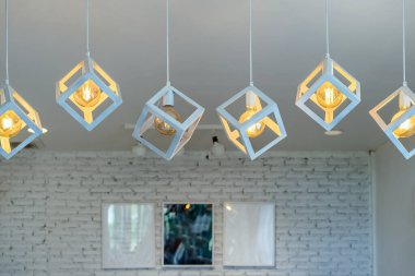 Erimiş ampul, sönmüş ışığı tavandan sarkan lambalardaki normal ampullerden çok daha koyu yapar. Bazı ışık pozisyonları parlak ışığın yıpranmasıyla kararır. Elektriksel bozulma.