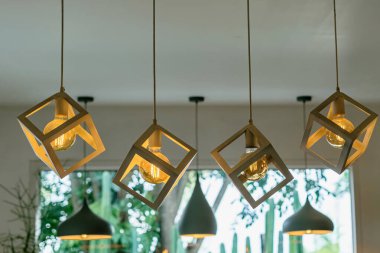 Erimiş ampul, sönmüş ışığı tavandan sarkan lambalardaki normal ampullerden çok daha koyu yapar. Bazı ışık pozisyonları parlak ışığın yıpranmasıyla kararır. Elektriksel bozulma.