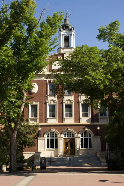 casa victoriana con torreta
