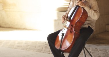 Çello çalan