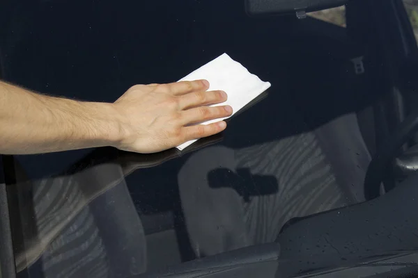 Cleaning windscreen — Stock Photo, Image