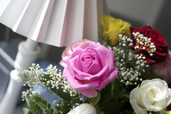 Ροζ τριαντάφυλλο στο κέντρο — 图库照片
