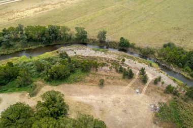 Ağaç sıralı kıyılarda su baskını azaltma sensörü olan bir dereye bakıyorum. İnsansız hava aracı.