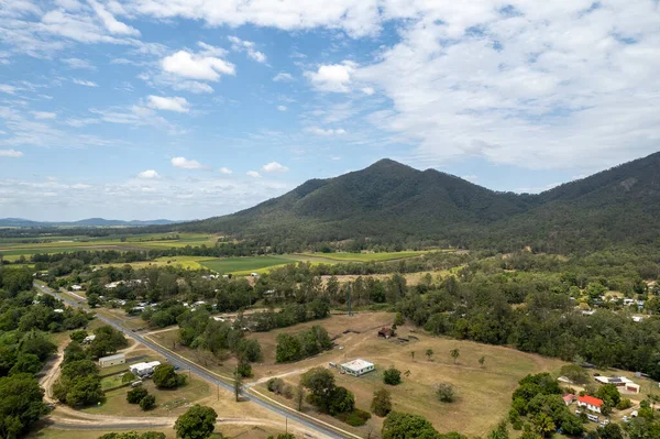Alto Drone Aéreo Pequena Cidade Rural Australiana Vale Com Cenário — Fotografia de Stock