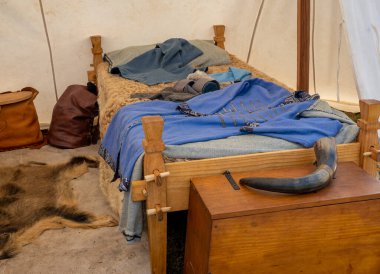 Hayvan kürklü, elbiseli ve kornalı Viking çadırının bir kopyası.