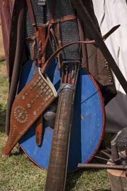 Bir ülke fuarında viking 'in silahlarla savaşma sahnesini çekiyoruz.