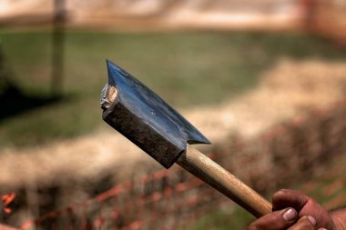 Bir panayırda odun kesicinin baltasını yakın.