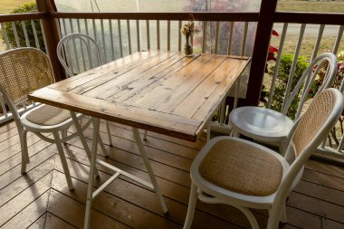 Kırsal bir kafenin verandasında yemek masası ve sandalyeler