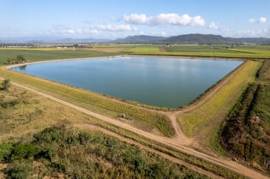 Yakınlardaki büyük bir barajdan gelen su birikintisinin havası tarım sulama malzemesi için.