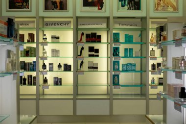 Mackay, Queensland, Avustralya - Ekim 2021: Bir mağazada satılık parfüm rafları