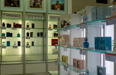 Mackay, Queensland, Avustralya - Ekim 2021: Bir mağazada satılık parfüm rafları