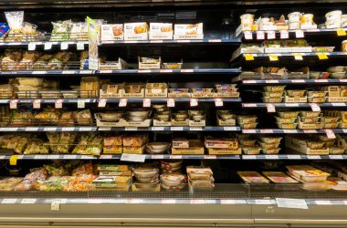 Mackay, Queensland, Avustralya - Ekim 2021: Süpermarketin dondurucu bölümünde hazır gıda satışı