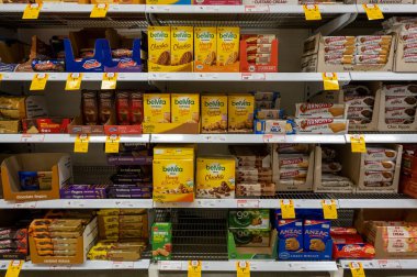 Mackay, Queensland, Avustralya - Ekim 2021: Süpermarket raflarında satılık bisküviler