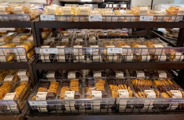 Mackay, Queensland, Avustralya - Ekim 2021: Bir süpermarketin fırın bölümünde bisküvi satışı