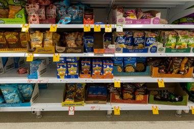 Mackay, Queensland, Avustralya - Ekim 2021: Süpermarket raflarında satılık cips ve patlamış mısır paketleri