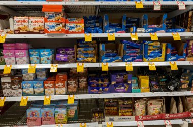 Mackay, Queensland, Avustralya - Ekim 2021: Süpermarket raflarında satılık bisküviler