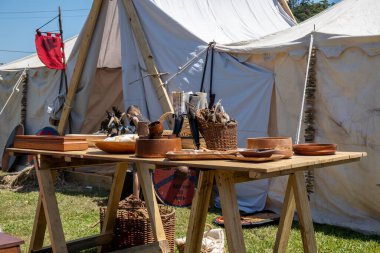 Eungella, Queensland, Avustralya - Ekim 2021: Ortaçağ nesnelerinin sergilendiği bir Viking köyü canlandırma fuarı