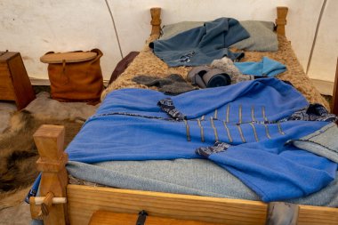 Eungella, Queensland, Avustralya - Ekim 2021: Bir çadır içinde bir kereste yatağında giysi ve hayvan postu sergilenen Viking köyü canlandırma fuarı