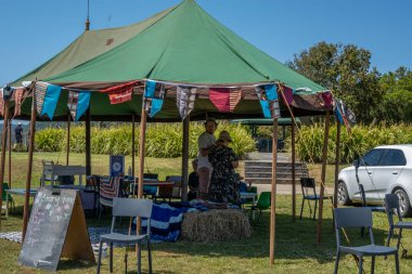 Eungella, Queensland, Avustralya - Ekim 2021: Bir köy panayırındaki çocuklar için hikaye anlatma çadırı