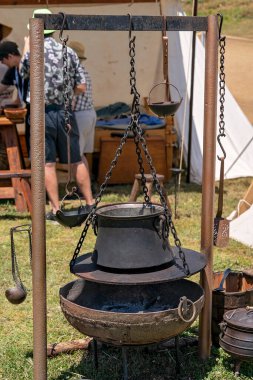 Eungella, Queensland, Avustralya - Ekim 2021: Bir köy panayırında yeniden canlandırma yapan Vikingler tarafından kullanılan yemek ekipmanları kopyaları