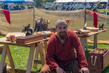 Eungella, Queensland, Avustralya - Ekim 2021: Ortaçağ Viking kostümü giymiş sakallı bir adam