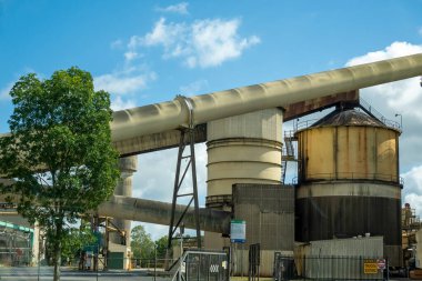 Mackay, Queensland, Avustralya - Ekim 2021: Racecourse şeker kamışı değirmeninin altyapısını kapatın