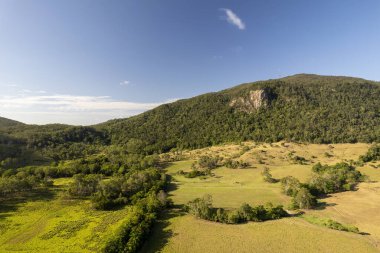 Mackay 'daki Blackwood Dağı' nın kuzey yamacında sabahın erken saatlerinde zirvesinde bir iletişim kulesi var.