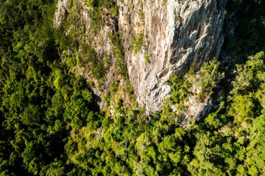 Sabahın erken saatlerinde volkanik bir dağın kuzey yamacına yaklaştık.