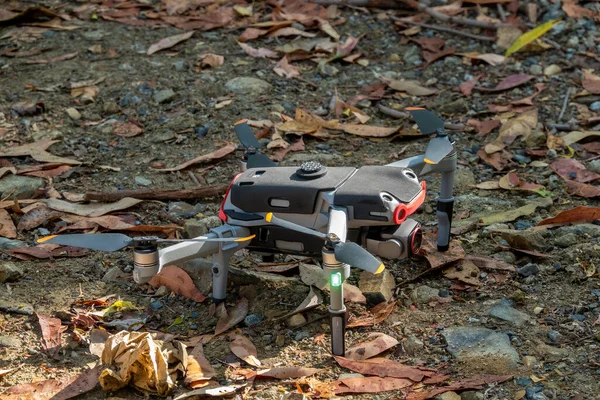Drone Sulle Foglie Cadute Pronto Decollo — Foto Stock