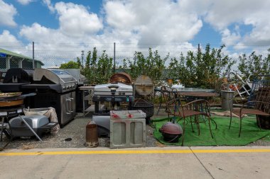 Mackay, Queensland, Avustralya - Ekim 2021: Tip Shop 'ta barbekü ve mobilya satışı