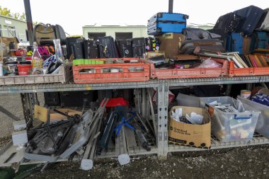 Mackay, Queensland, Avustralya - Ekim 2021: Çeşitli eşyalar geri dönüşüm mağazasında satıldı