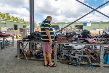 Mackay, Queensland, Avustralya - Ekim 2021: Kilolu adam yerel Tip Shop 'ta bir ipucu arıyor
