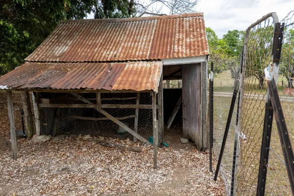 Viejo Gallinero Oxidado Ruinas Vallado Con Alambre Red Vacío Uso — Foto de Stock